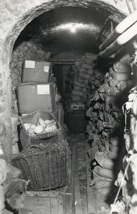 501930 Afbeelding van een van de vier werfkelders aan de Oudegracht te Utrecht van de glas- en aardewerkgrossier ...